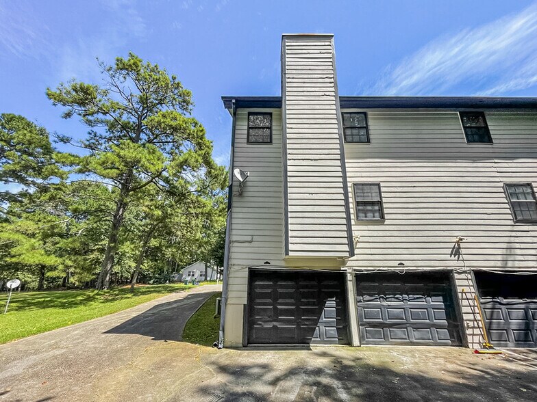 Building Photo - 5022 Hawthorne Ct