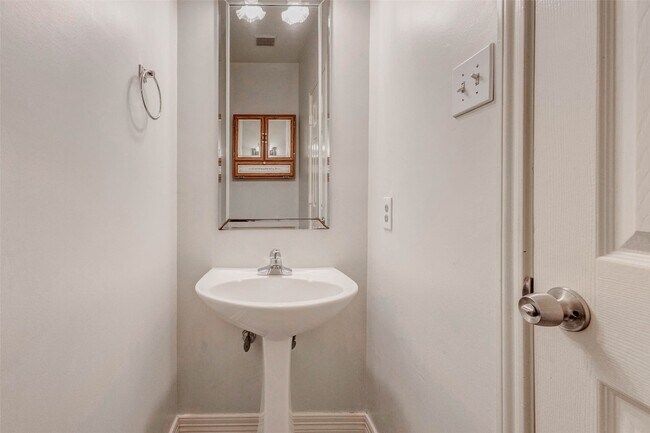 Building Photo - 1723 Park Ridge Dr