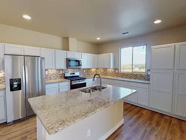 Building Photo - Beautiful Views