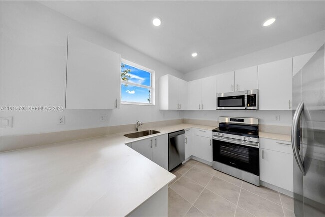 Building Photo - 2751 SE 25th Ave