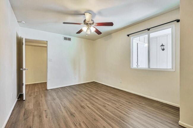 Building Photo - 3820 Grandview: Spacious 4-bedroom, 2-bath home with large bedrooms and no carpet