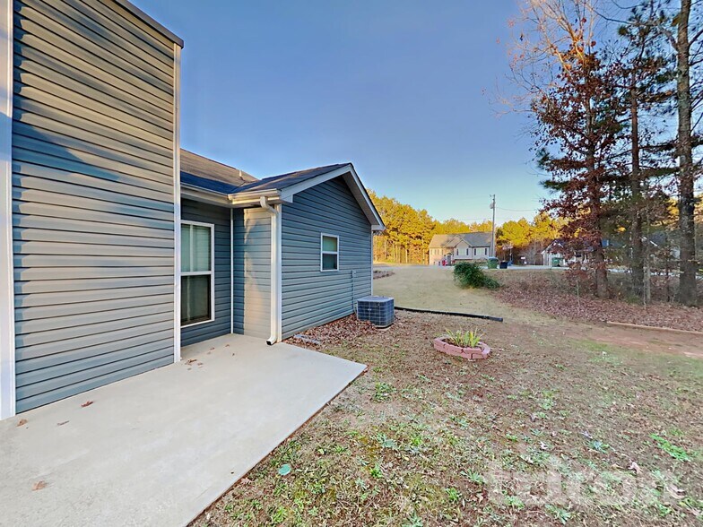 Building Photo - 6993 New Dale Rd