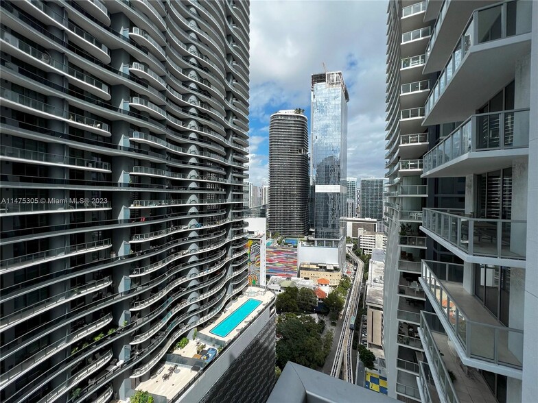 Building Photo - 1050 Brickell Ave