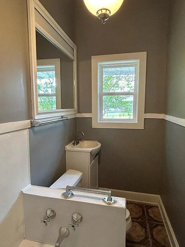 Building Photo - 3 Bedroom 2 Bathroom