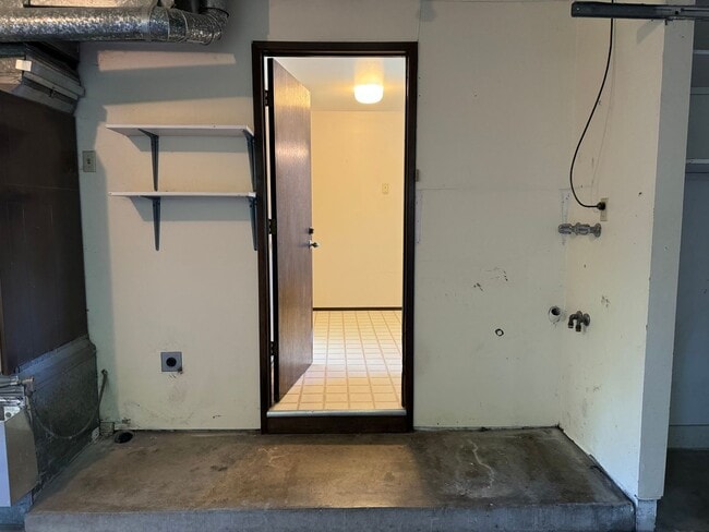 Building Photo - 3 bedroom 2.5 bathroom duplex off Coburg Rd.