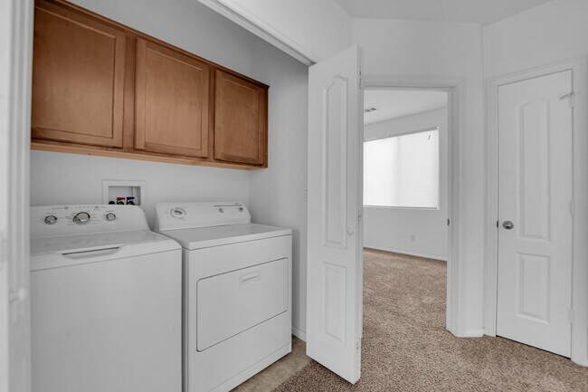 Building Photo - Beautiful 3/2 home! Corner lot in gated community!!