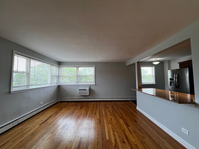 Building Photo - 2405 W Balmoral Ave