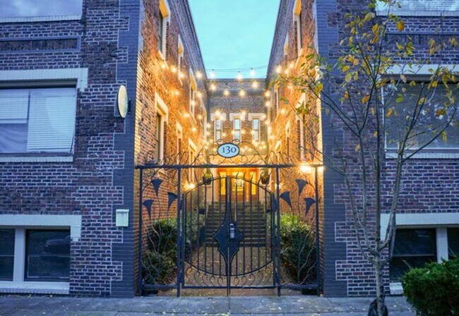 Building Photo - Charming NW Studio Close to Providence Par...