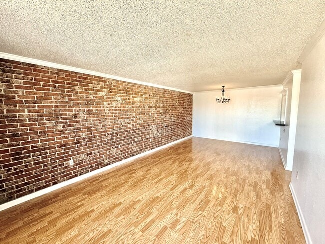 Building Photo - Three Bedroom Home with Spacious Bedrooms