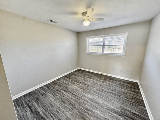 Building Photo - 954 E Holmes Rd