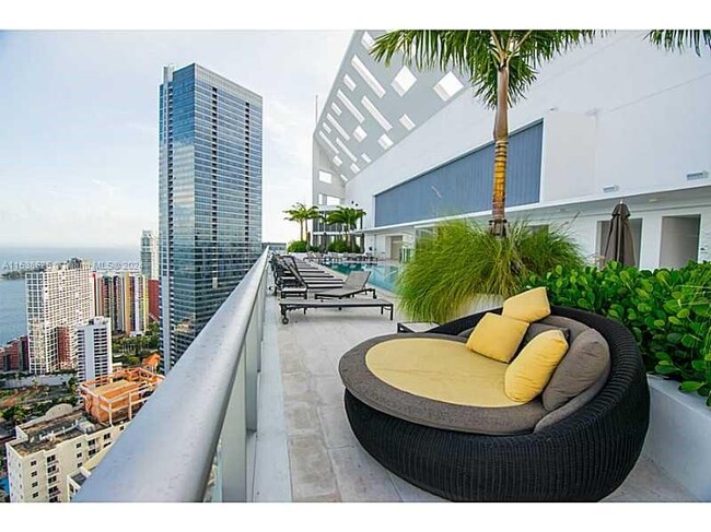 Building Photo - 1300 Brickell Bay Dr