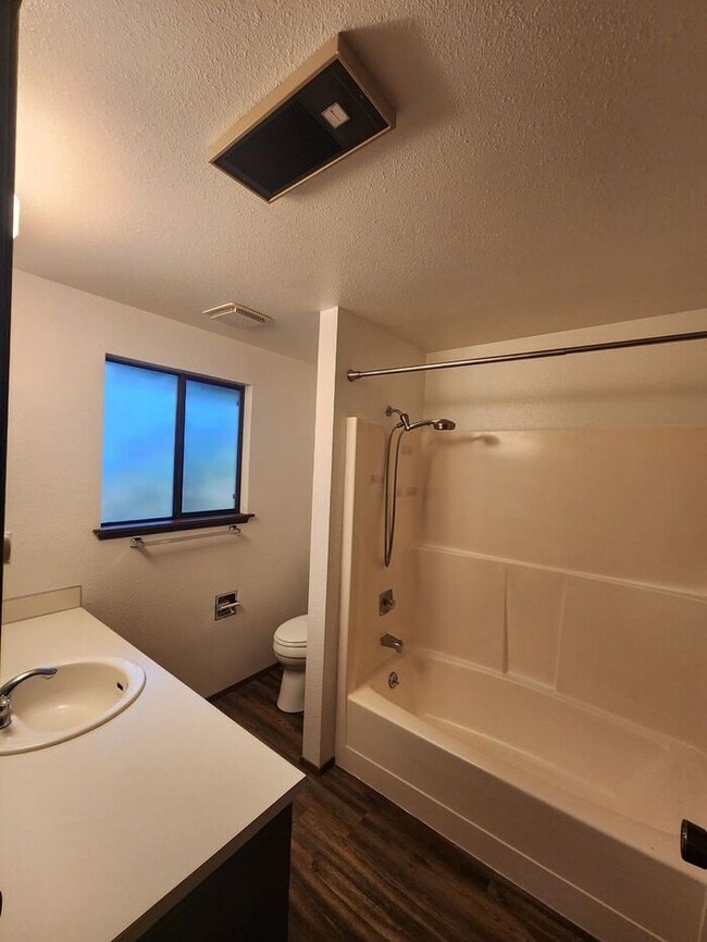 Building Photo - Nice 2 Bedroom Duplex in Edgewood!
