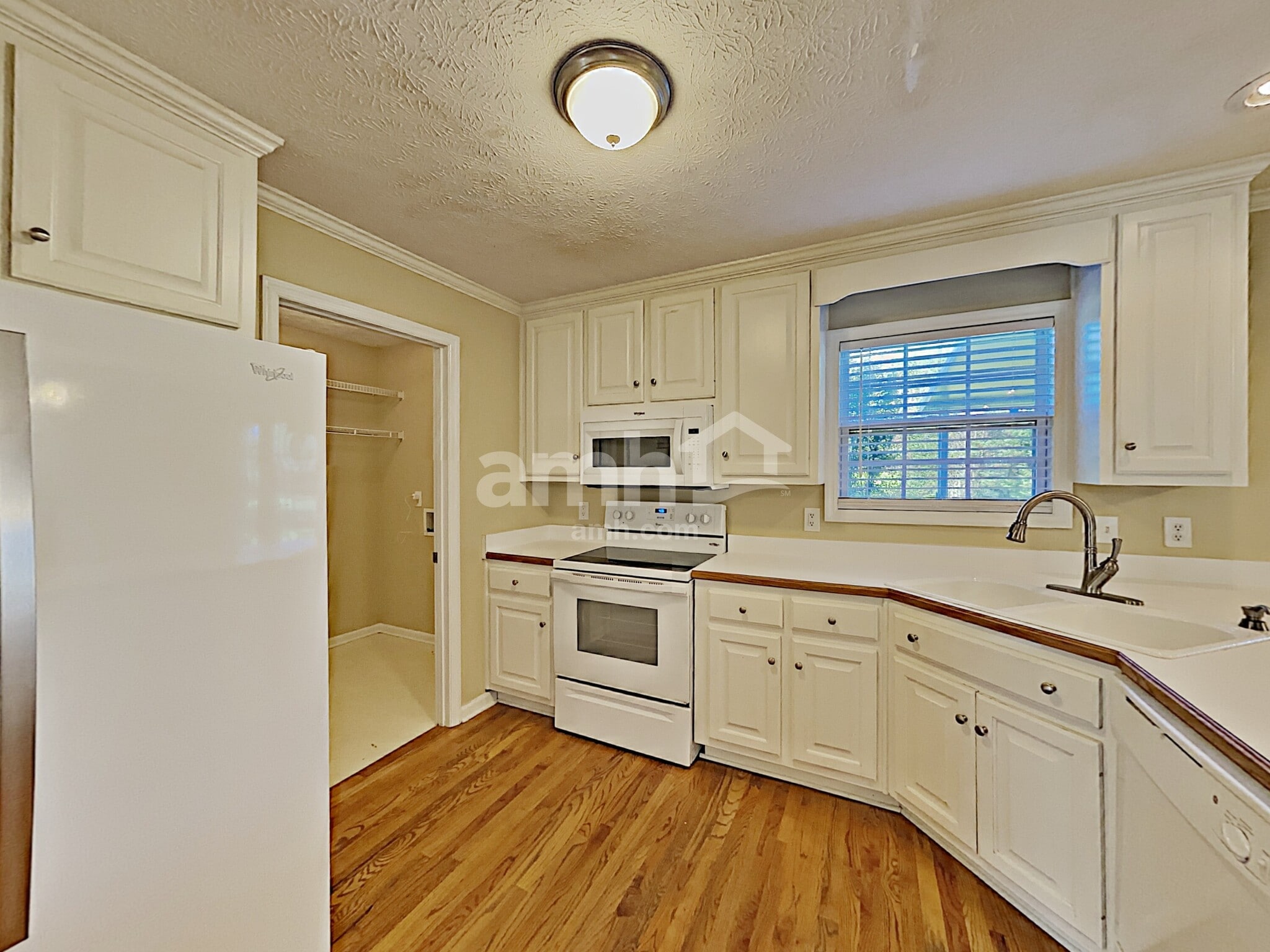 Building Photo - 403 Woodlands Dr