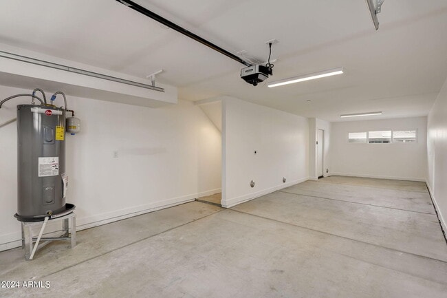 Building Photo - 3645 E Earll Dr