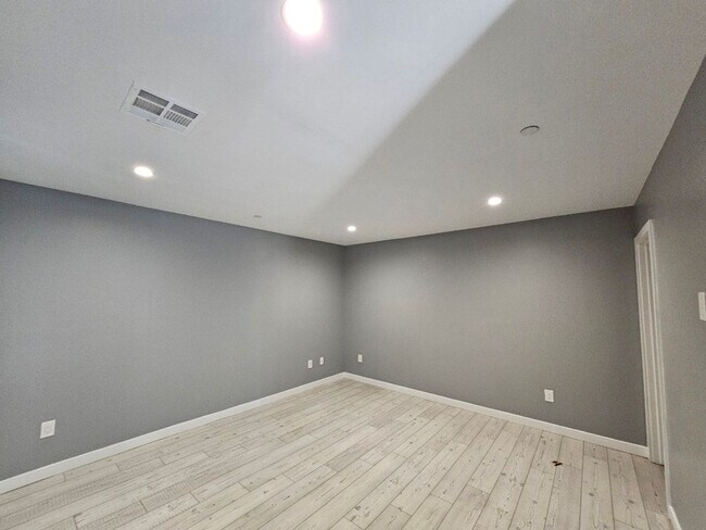 Building Photo - 32(839)