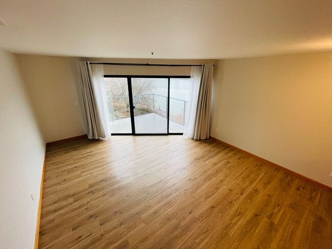 Building Photo - Top Floor 1bdrm Condo with River Views and Private Deck | FREE reserved parking Included!