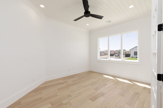 Building Photo - Stunning 5 bed 4 bath with RV Garage