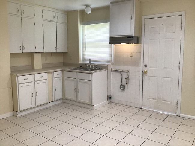Building Photo - 2 Bedroom Single Family Home With Detached...