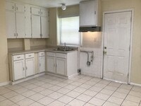 Building Photo - 2 Bedroom Single Family Home With Detached...
