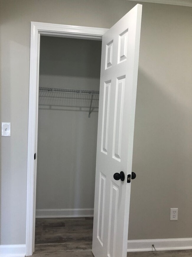 Building Photo - MOVE-IN READY!