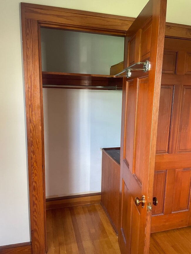 Building Photo - Roommate Needed for 4 BR 1 BATH home