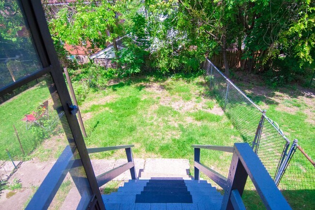 Building Photo - Perfect 3 BR Townhouse in Lovely Squirrel Hill Location! Private Backyard & MORE!! CALL TODAY!