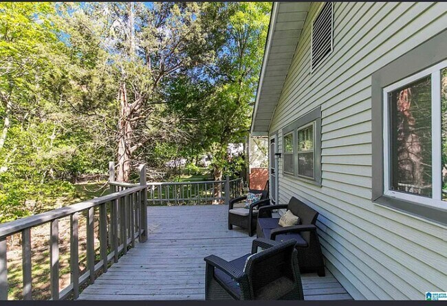 Building Photo - Newly 2 Bedroom Remolded Home/ Area