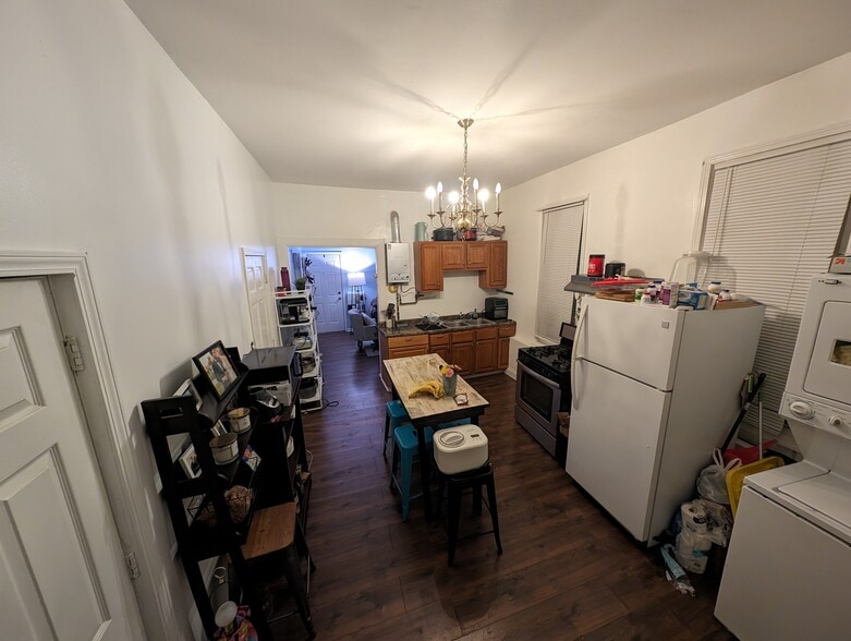 Kitchen - 2455 W Cortland St