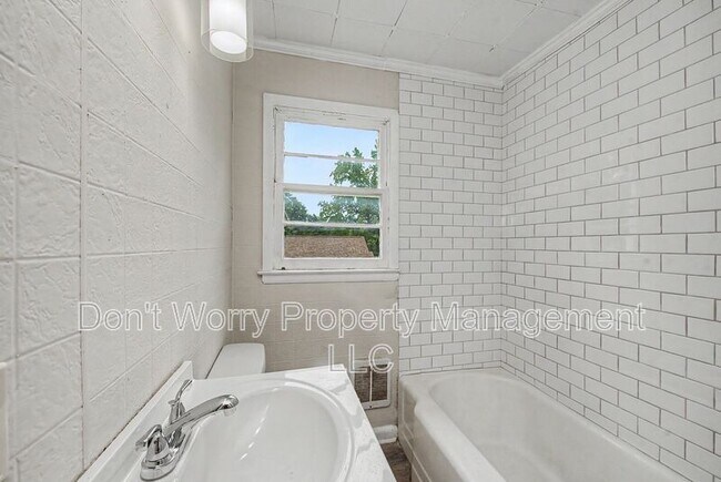 Building Photo - 1005 True Ln