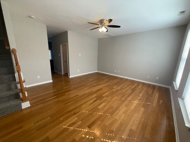 Building Photo - Three Bedroom Townhouse in Regent Park!