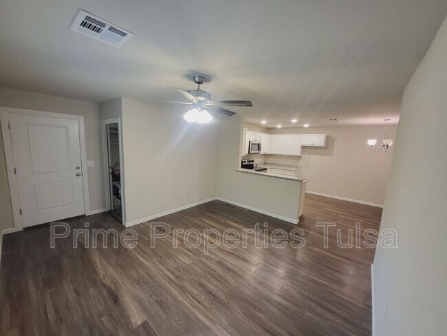 Building Photo - 1511 Rosewood Dr