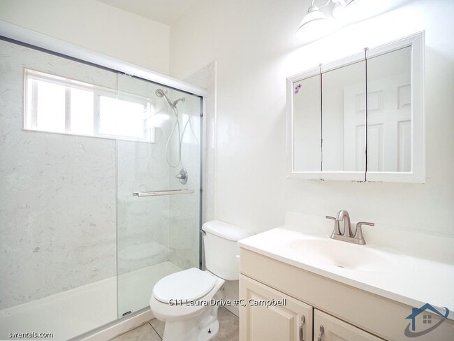 Building Photo - 611 Laura Dr