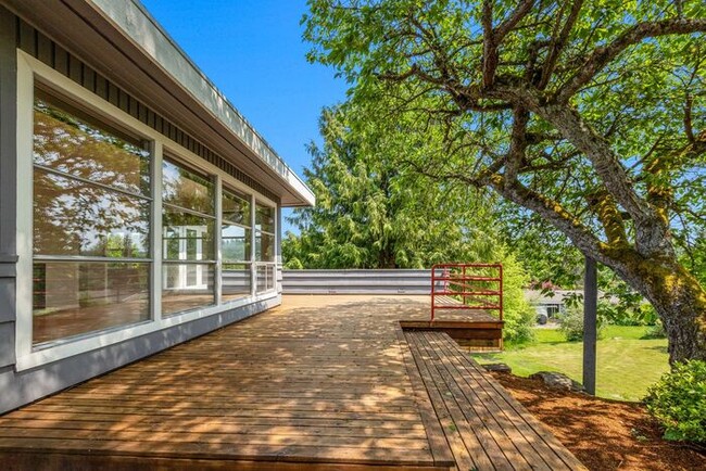Building Photo - Classic Mid-Century Modern Air Conditioned...