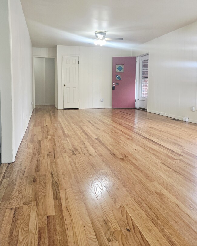 Building Photo - 107 Wayside Dr