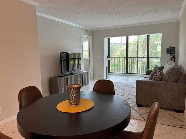 Building Photo - 2220 N Cypress Bend Dr