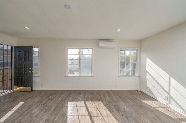 Building Photo - COZY 2 BED 1 BATH UPSTAIRS UNIT