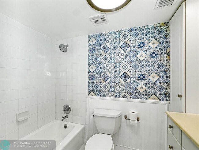 Building Photo - 2950 N Palm Aire Dr