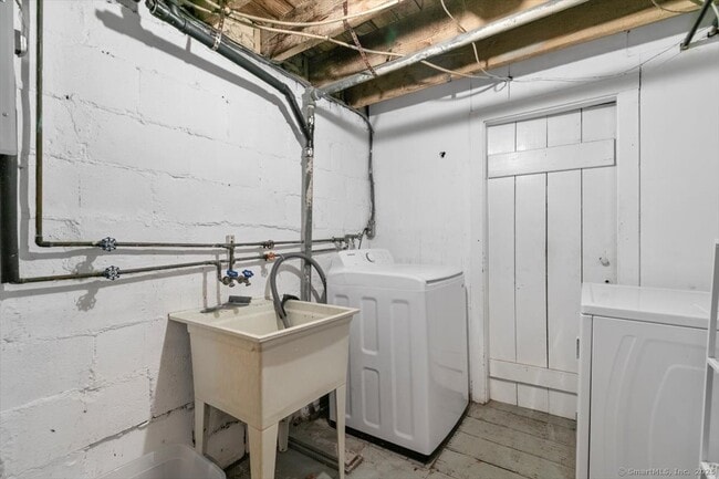 Building Photo - 52 Augur St