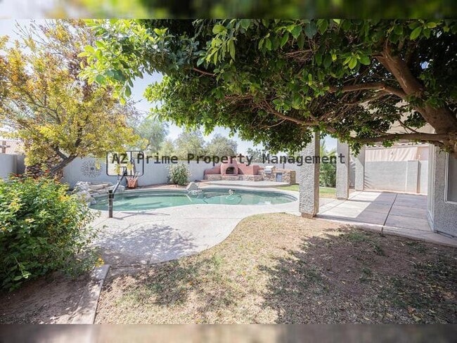 Building Photo - 873 W Tremaine Ave