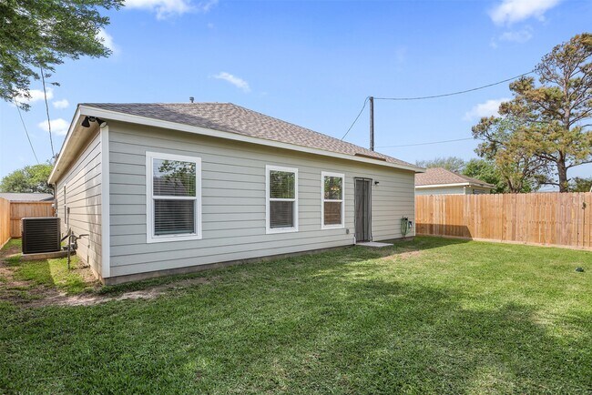 Building Photo - 2518 33rd Ave N