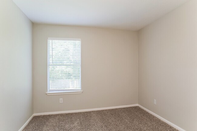 Building Photo - 1910 Emerald Pathway Dr