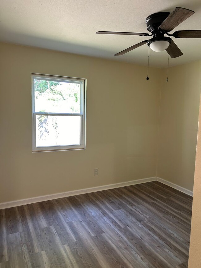 Building Photo - 4 Bedroom 2 bathroom  and 2 car garage hom...