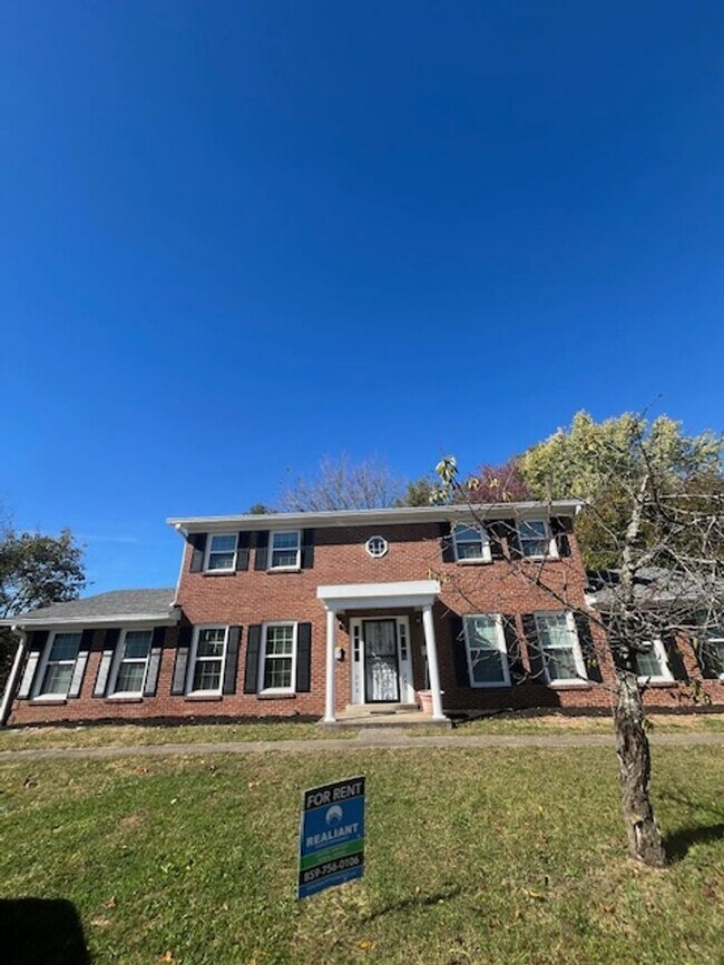 Building Photo - 3-bedroom, 2 full bath duplex in the desirable Lansdowne area offers comfort and convenience.