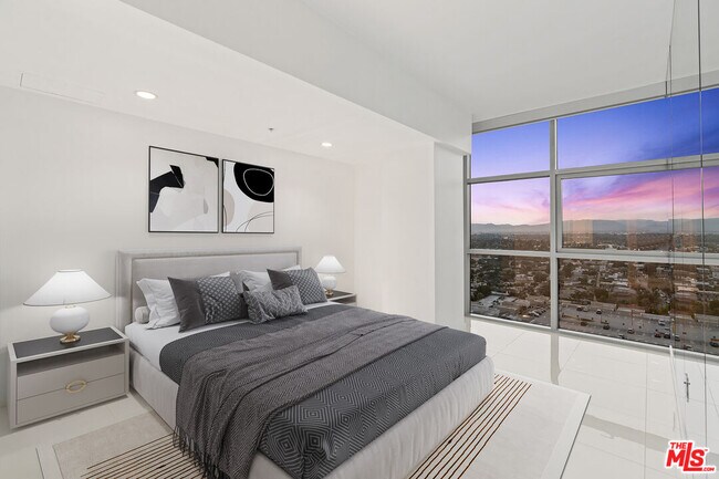 Building Photo - 13700 Marina Pointe Dr