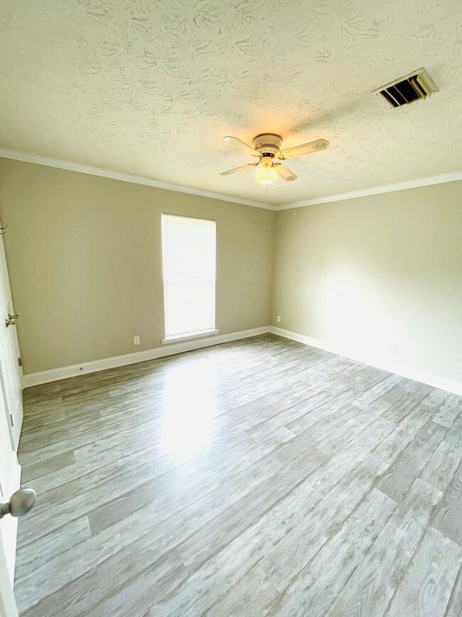Building Photo - ** 3 Bed 1 Bath located in Woodley Park * ...