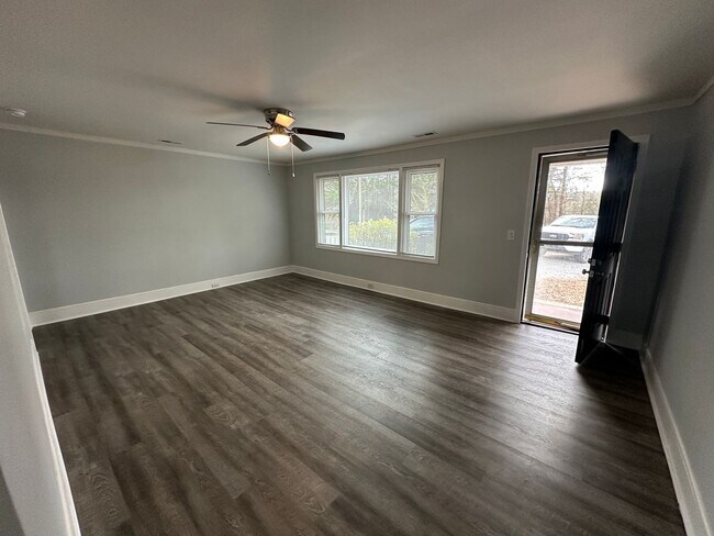 Building Photo - 4 Bedroom 3 Bathroom