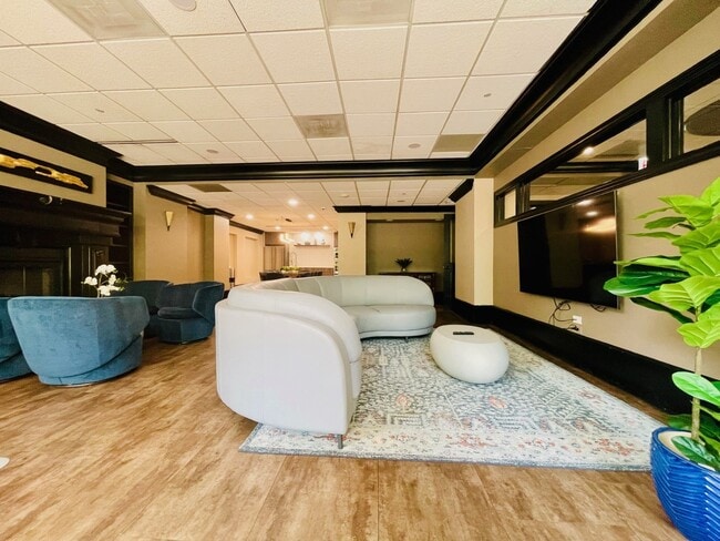 Building Photo - 10 E Ontario St