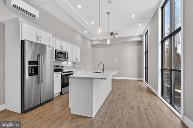 Building Photo - 2034 N Front St