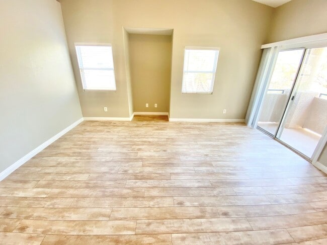 Building Photo - Spacious 2-bedroom corner unit with vaulted ceilings and open floorplan near Summerlin