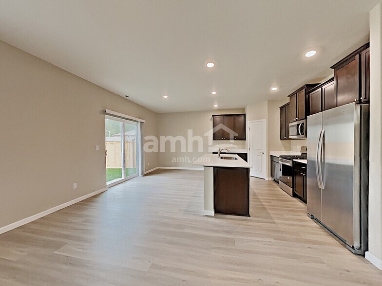 Building Photo - 5748 86th Dr NE